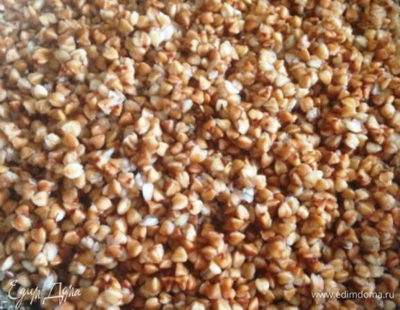 Гречку сварить в подсоленной воде по полуготовности.
Откинуть на сито.