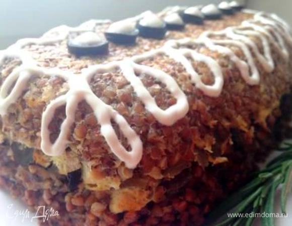 Завернуть края фольги и поставить форму в разогретую до 200 гр. духовку на 20 мин.
Затем выключить духовку, дать немного остыть и перевернуть запеканку на блюдо.
Снять фольгу и украсить по желанию.