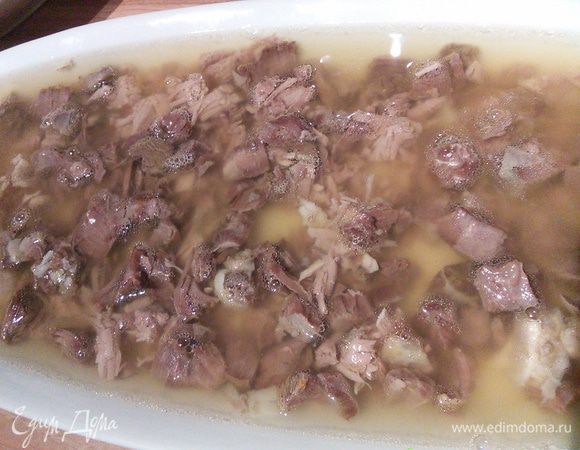  Хаш разлить через сито по подготовленным блюдам, чесночок отжать, чтоб добро не проподало. Украсить на свой вкус и оставить в холоде застывать. Приятного аппетита! 