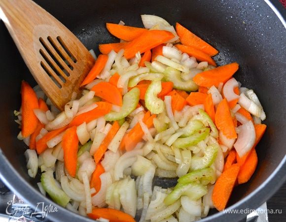 Выложить овощи в кастрюлю, где обжаривалось мясо. Помешивая тушить минут 5.