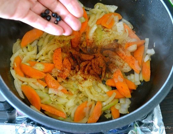 Затем всыпать и обжарить паприку, добавить ягоды можжевельника. Словами не передать, какие ароматы по кухне!!! ))))