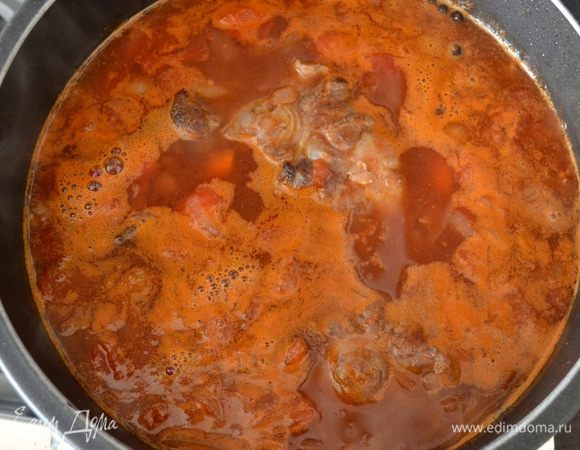 Вернуть в кастрюлю ранее обжаренное мясо, влить 1 литр воды (возможно, чуть больше, чтобы вода слегка прикрыла куски мяса), снова довести до кипения и готовить под крышкой на маленьком огне около 3-х часов. Добавить лавровый лист и готовить ещё 30 минут. 