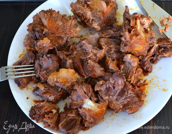 По истечении указанного времени, хвосты вынуть, снять мясо с костей, кости удалить. Удалить также лавровый лист.