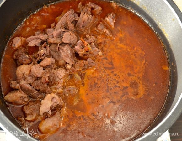 Выложить обратно в похлебку нарезанное мясо, посолить.