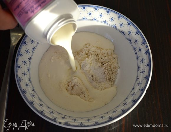 В отдельной миске смешать муку и щепотку свежемолотого перца со сливками, влить половник бульона, перемешать до однородности, чтобы не было комочков (!) 