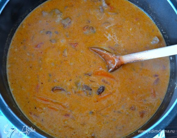 Влить "заправку" в кастрюлю и прогреть суп. Можно подавать сразу же, а можно дать немного постоять. 