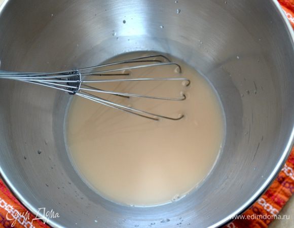 Размешать все венчиком.