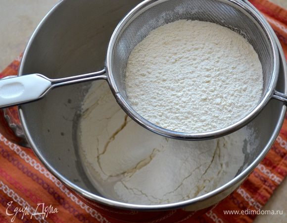 Просеять в миску муку (за неимением муки Манитоба просто замените ее на Вашу любимую муку, используемую для дрожжевой выпечки), добавить соль. Включить кухонный процессор и начать замешивать тесто. Безусловно, весь процесс замешивания можно сделать и вручную.