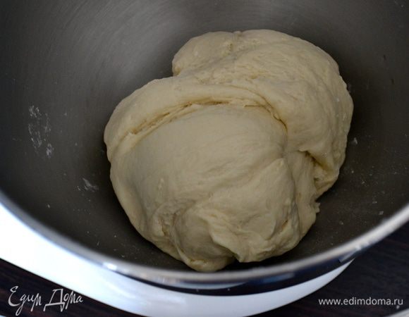 В итоге у нас получается вот такое эластичное, не липнущее к рукам тесто. Замешиваем не менее 10 минут.