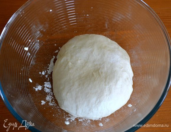 Из теста сформировать шар и выложить его в большую чистую миску, слегка присыпанную мукой. Накрыть миску плёнкой и поставить на подъём в спокойное тёплое место, пока тесто не увеличится в объёме как минимум вдвое (примерно на 1 час). При наличии электрической духовки, лучше всего поставить миску с тестом в духовой шкаф, включенный в режиме «Свет». 