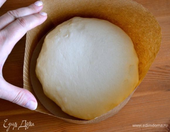Тесто слегка обмять и выложить в форму для выпечки куличей (панеттоне). Если у Вас есть такая специальная бумажная форма, смазывать ее ничем не надо. Заготовку еще раз накрыть плёнкой и опять поставить на расстойку. 