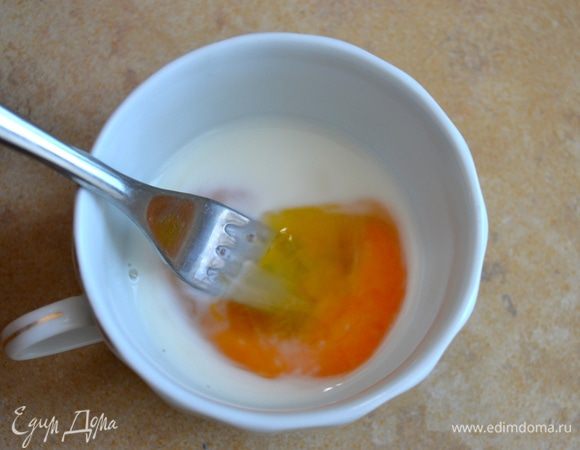 Смешать яйцо с молоком и слегка взбить вилкой.