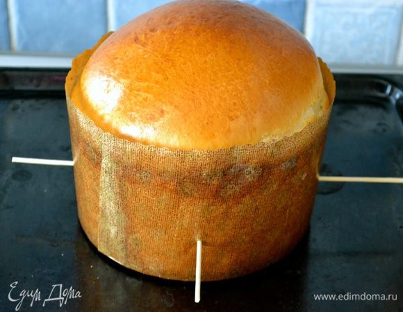 Готовый панеттоне достать из духовки и остудить на решетке. Можно при желании проткнуть его с четерех сторон бамбуковыми палочками, перевернуть и дать остыть панеттоне "вниз головой", опираясь палочками на край кастрюли большего размера, чем сам кулич. Если честно, попробовав остудить его таким образом, не увидела никакой разницы, поэтому впоследствии всегда остужаю готовый панеттоне просто на решетке.    