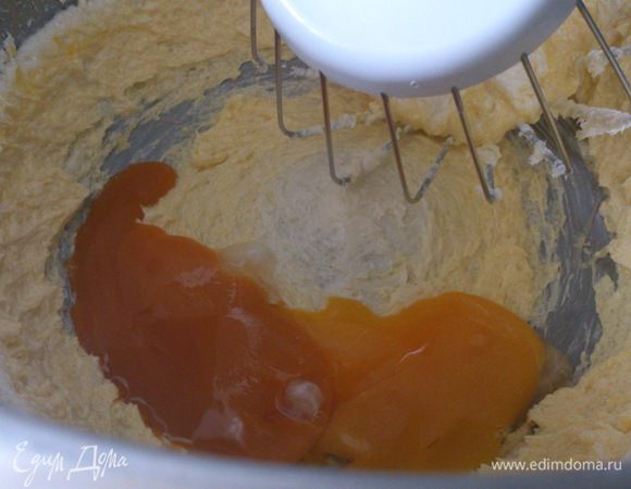 Желтки отделить от белков и добавить к маслу.