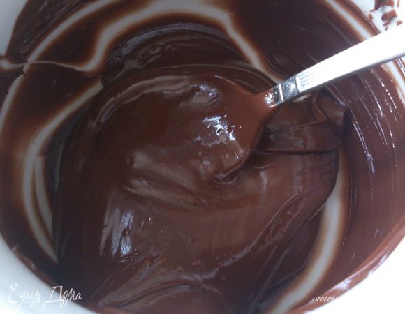Шоколад растопить в микроволновке и немного остудить. Добавить коньяк и перемешать.