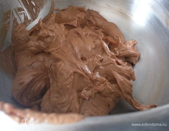 Добавить шоколад к масляной смеси.