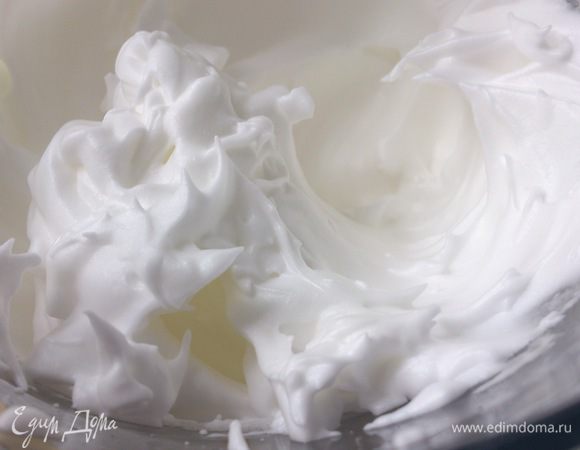 Белки взбить в крепкую пену.