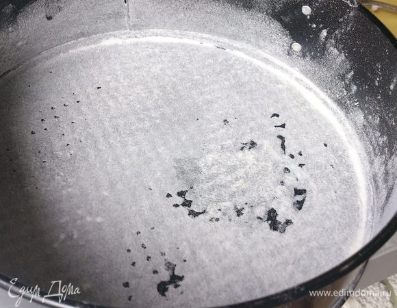 Форму смазать маслом и посыпать мукой.