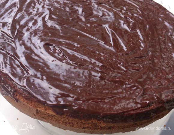 Торт покрыть горячей глазурью.