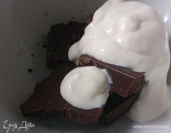 Для глазури растопить на водяной бане шоколад с маслом, добавить коньяк и размешать.