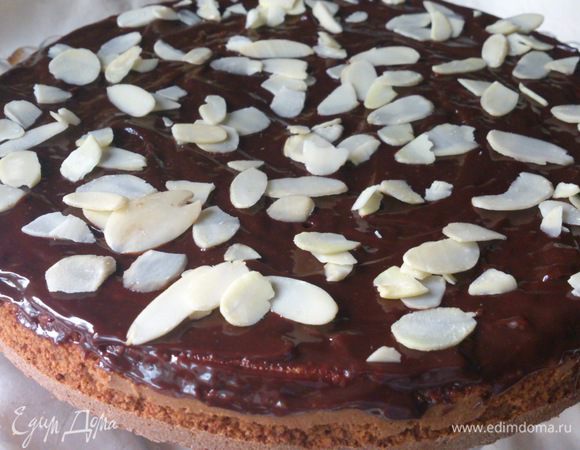 Можно украсить миндальными хлопьями. 