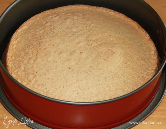 Начинаем с бисквита. Яйца взбить с сахаром с помощью миксера, постепенно ввести муку. Вылить в форму (ничем не смазывать!) и выпекать в разогретой до 180*С духовке 30 минут. Дать бисквиту остыть в форме, перевернув вверх дном на решётку. Бисквит желательно испечь заранее, за сутки до окончательной сборки торта: так бисквит созреет и хорошо разрежется.