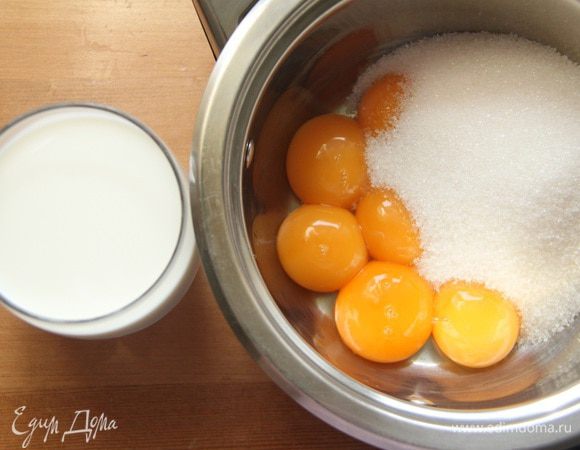 Шесть желтков соединить с половиной сахара, растереть или смешать с помощью миксера, добавить муку, добавить тёплого молока. Поставить массу на слабый огонь и, постоянно помешивая, довести до густоты сметаны. Полученный заварной крем остудить под крышкой (чтобы на поверхности крема не образовалась плёнка).