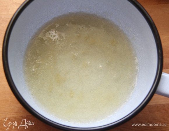 Желатин развести в 80 г холодной кипячёной воды, оставить на 10 минут (или смотрите инструкцию на упаковке), затем подогреть до растворения кристалликов, но не кипятить!