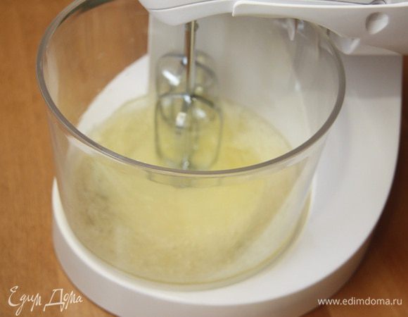 Шесть белков взбить до пышной пены...