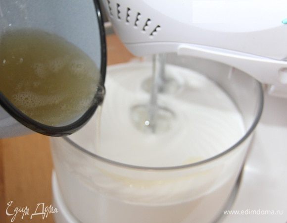 В белковую массу влить тёплый желатин тонкой струйкой. Взбивать до полного перемешивания, до однородной массы - она получается гладкая, блестящая.