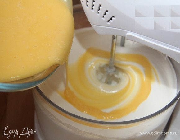 В полученную массу добавить заварной крем, перемешать до однородного состояния. Крем-суфле готов!