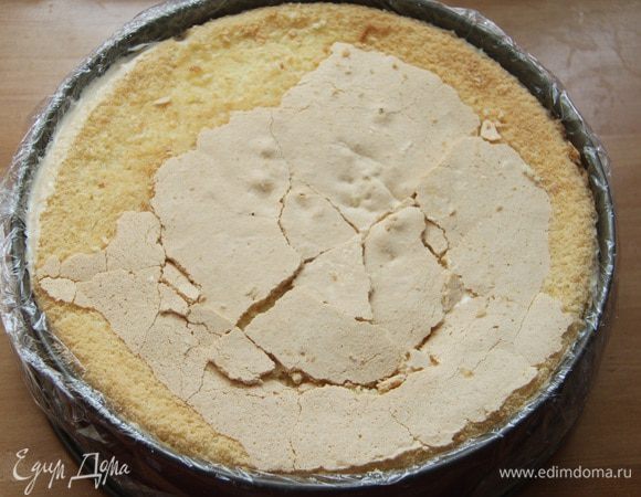 Сверху накрыть вторым коржом, слегка прижать. Поставить для застывания в холодильник на несколько часов (обычно на ночь).