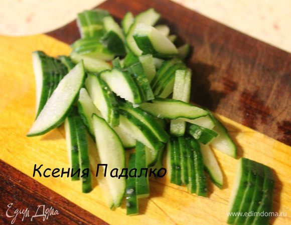 Огурец и рыбу сл/сол нарезать тонкой соломкой. Сливочное масло положить в морозилку, для того чтобы его легче потом было натереть на терке. Яйца отварить, остудить и натереть на мелкой терке.