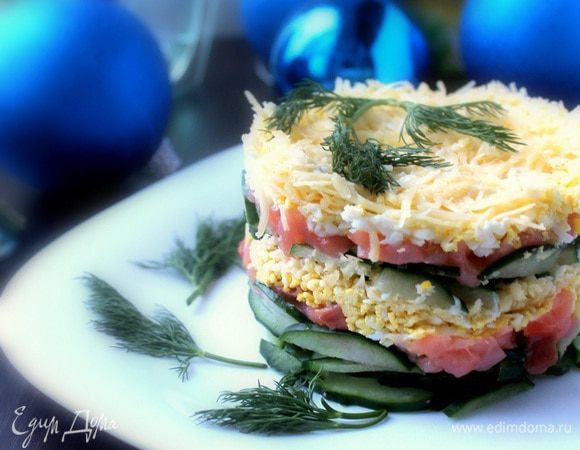 Салат убрать в холодильник на час, но не более. Украсить перед подачей веточкой укропа. Приятного аппетита! С Новым годом!!!!!