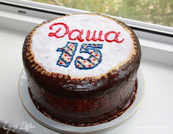 Торт освободить от формы и плёнки, переложить на блюдо. Обычно "Птичье молоко" покрывается шоколадной глазурью: 5 ст.л. какао+3 ст.л. молока+0,5 стакана сахара+50г сливочного масла довести до кипения на среднем огне, слегка проварить до густоты сметаны. Покрывать верх и бока торта сразу же. Иногда торт выглядит так: