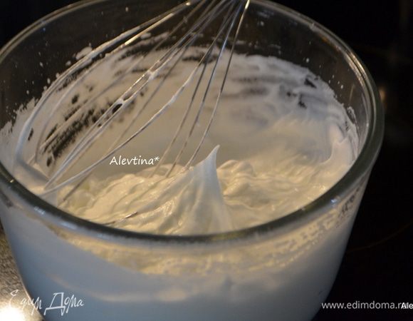 Разогреть духовку на 150 гр. Выложит бумагу для выпечки на противень. Смешать отдельно крахмал и ¼ стакана мелкого сахара.
Взбить миксером на средне-высокой скорости белки от крупных яиц и уксус-1-2 мин.до пены. Добавлять медленно по столовой ложке  сахар ¾  стакана ,   крахмал с сахарным песком, после каждого добавки взбивать по 3 минуты. Пики станут гладкими.
