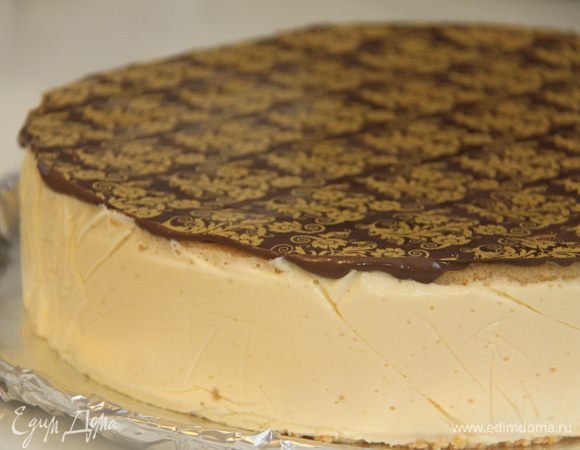 Можно вовсе не покрывать торт глазурью, а сделать верхушку из натурального шоколада! Приятного чаепития)))