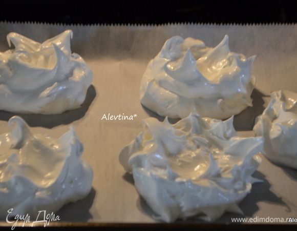 Выложить белки ложкой на противень с размером примерно в чайное блюдо маленькое 4-5 шт. Белки хорошо взбитые  формирует пики и с ложкой. Поставим в духовку сразу сбросив температуру до 115 гр. Готовим 1 ч 30 минут. Как время подошло, выключим духовку и оставим безе там на 4 часа .

