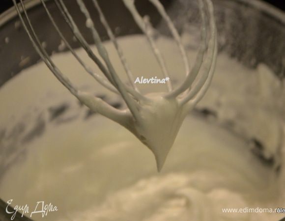 Кокосовое молоко  400 мл заранее охлажденное на ночь в холодильнике слить на ситечко с емкостью. Жидкость убрать для других кулинарных рецептов, густоту взбить с охлажденными сливками до мягких  средних пиков.
