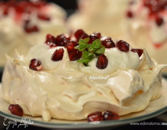 Разложить поверх безе крем.
Сверху выложим домашний клюквенный джем по 1 ч.л. украсим гранатовыми зернами. Подаем тут же, десерт просто тает во рту!!!

