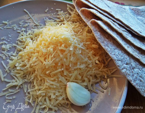 Сыр с чесноком мелко натереть.