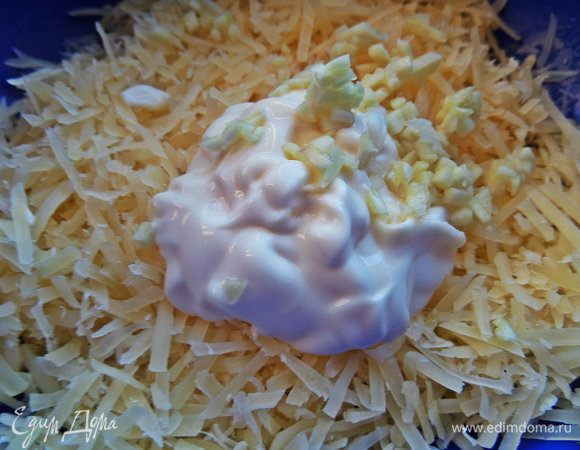 Добавить майонез.