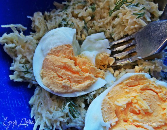 Яйцо размять вилкой. Соль,перец добавить.