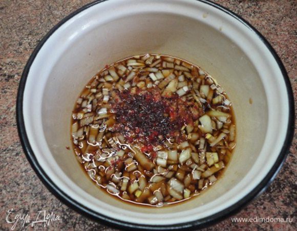 Смешайте соевый соус (4 ст. ложки) с маслом и вином, добавьте нашинкованный лук, имбирь, перец ( 1 ч. ложка), соль ( учтите, что соевый соус соленый) и 5 ст. ложек воды.