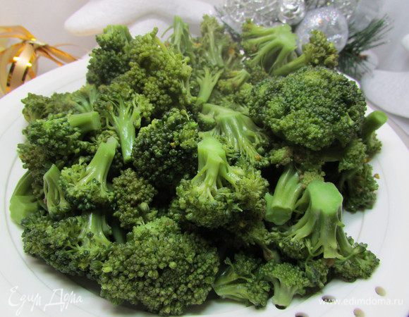 Отварить брокколи. Через 3 минуты после закипания посолить. Воду слить и оставить брокколи остужаться.