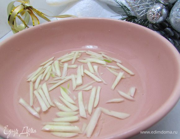 Чеснок почистить, мелко-мелко нарезать и залить кипятком, чтобы он покрыл чеснок. Оставить завариваться. 