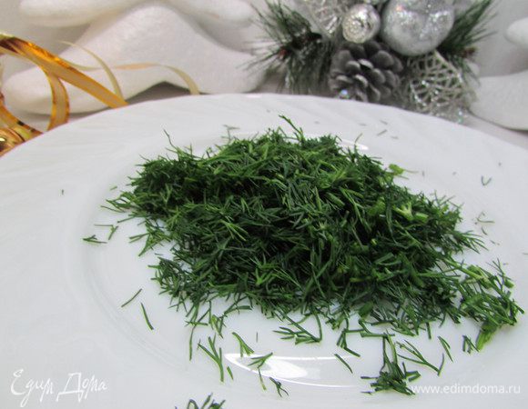 Зеленый лук помыть и обсушить, измельчить (я заменила на укроп).