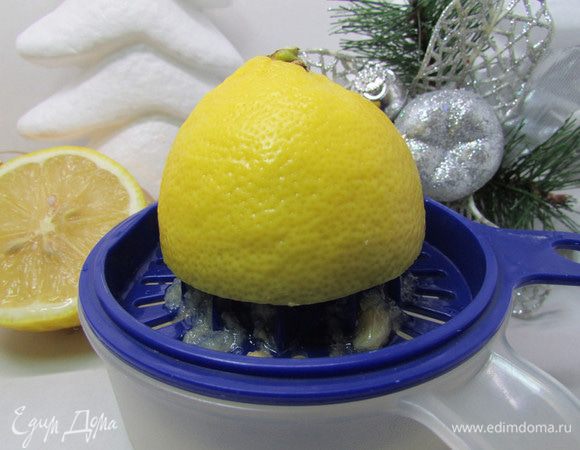 Выдавить лимонный сок.