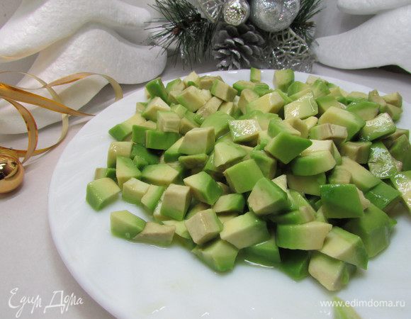 Авокадо почистить, порезать мелким кубиком. Сбрызнуть соком лимона. 