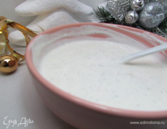 В воду с чесноком добавить сметану, немного соли и перца. Все перемешать. Соус получается довольно жидкий, а за счет чеснока, заваренного в кипятке он приобретает более мягкий, равномерный чесночный вкус.